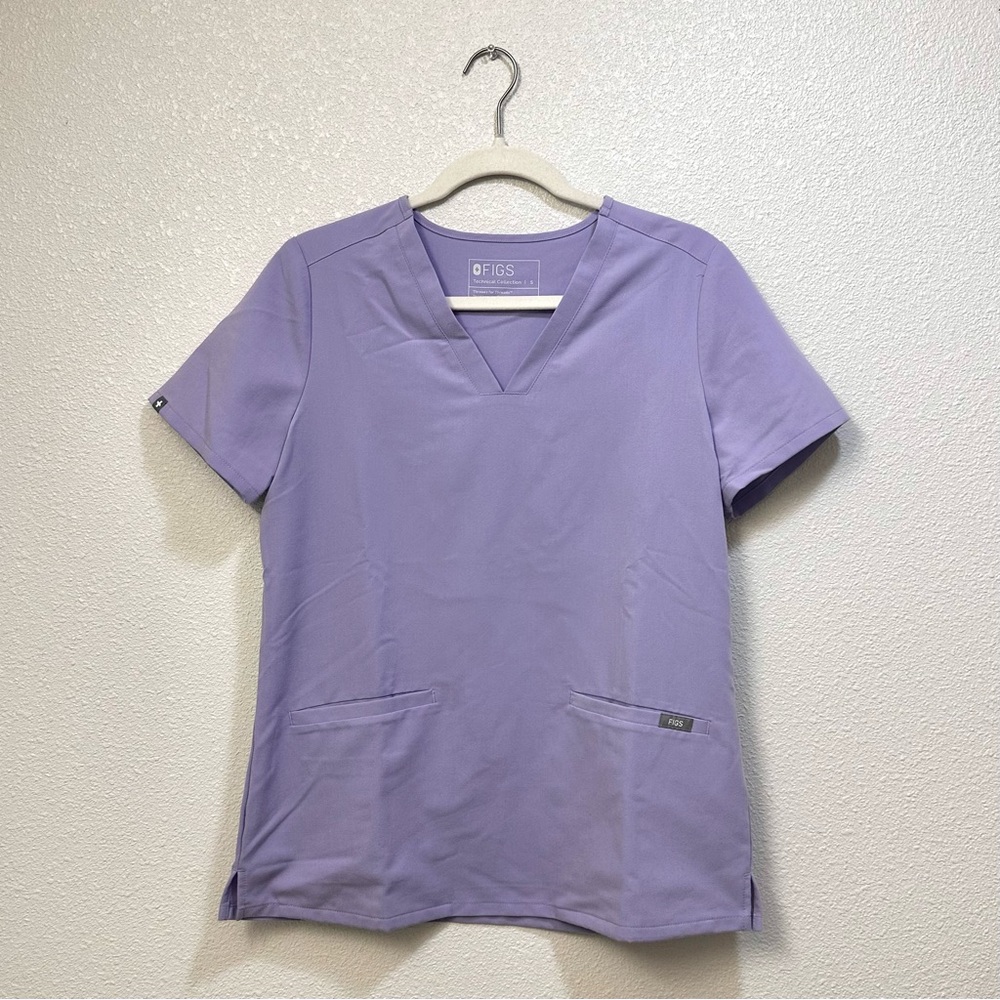FIGS Casma 3 Pocket Scrub Top - Lavender Dew